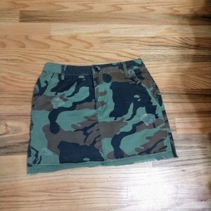 NWOT distressed camo skirt, size 27 (aka 6)